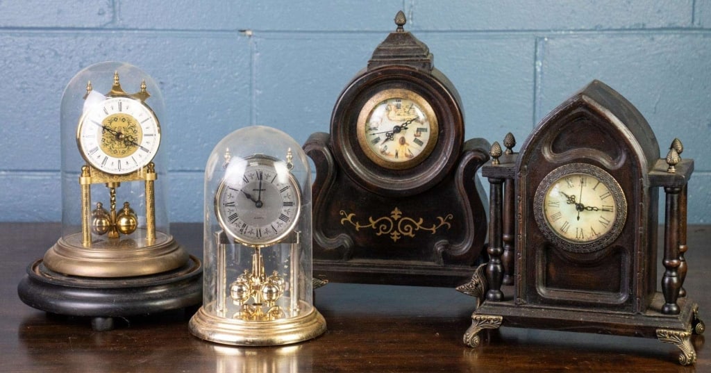 FOUR VINTAGE DECORATIVE CLOCKS (1 of 3)