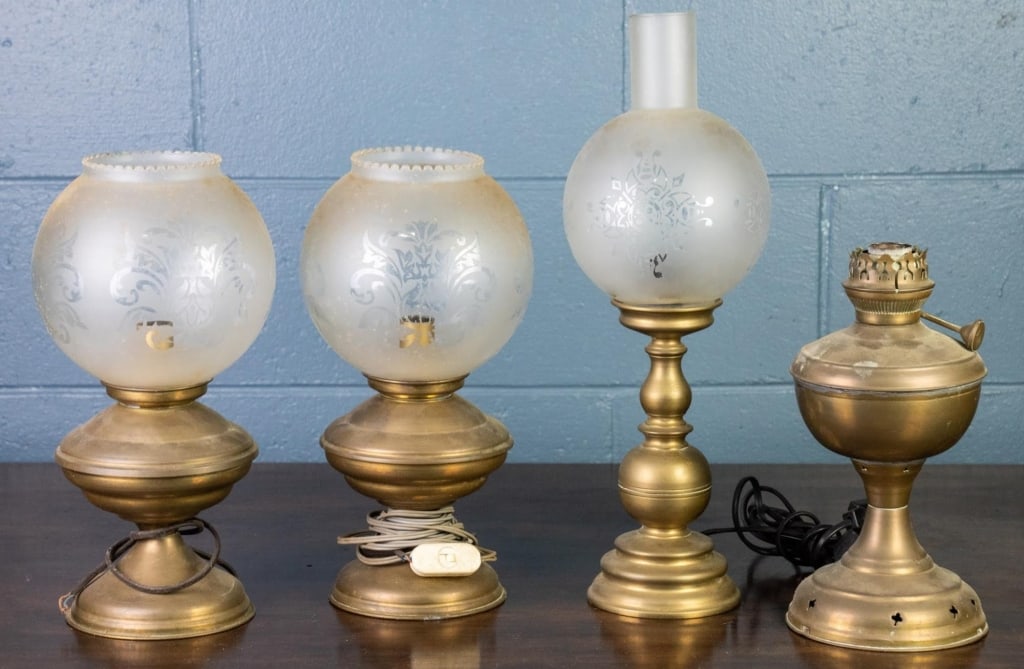 FOUR VINTAGE BRASS OIL LAMPS (1 of 3)