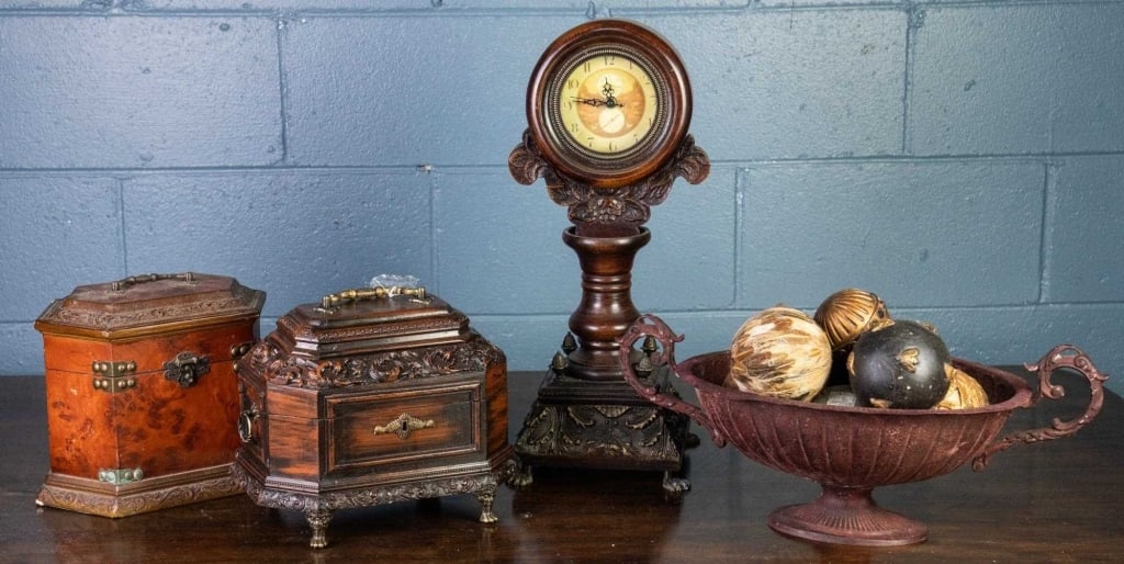 4 DECORATIVE TABLE ARTICLES (1 of 2)