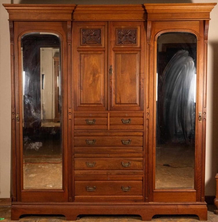 FRENCH RENASSAINCE STYLE CARVED WARDROBE (1 of 5)