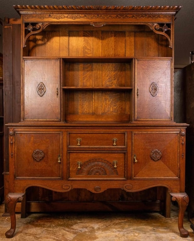 ENGLISH QUEEN ANNE STYLE BUFFET: English Queen Anne style buffet with shell carved knee, carved crest, and brass drop pulls. Approximate dimensions: h. 80", w. 61", d. 21" Disclaimer: This is an online court ordered bankruptcy sale.
