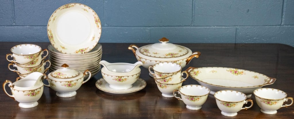 28PC ROYAL EMBASSY LINCOLN CHINA SET (1 of 5)