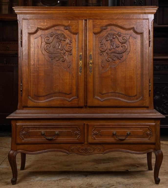 FRENCH CARVED OAK CABINET: French carved oak cabinet with inset carved panels, cabriole legs, and elaborate carved details. Approximate dimensions: h. 51", w. 45", d. 16" Disclaimer: This is an online court ordered bankruptcy s