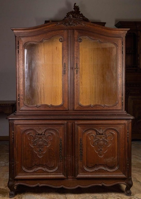 FRENCH LOUIS XV CARVED VITRINE CABINET: French Louis XV style carved vitrine cabinet with carved crest, maple interior, and carved details. Approximate dimensions: h. 72", w. 52", d. 19.5" Disclaimer: This is an online court ordered bankrup