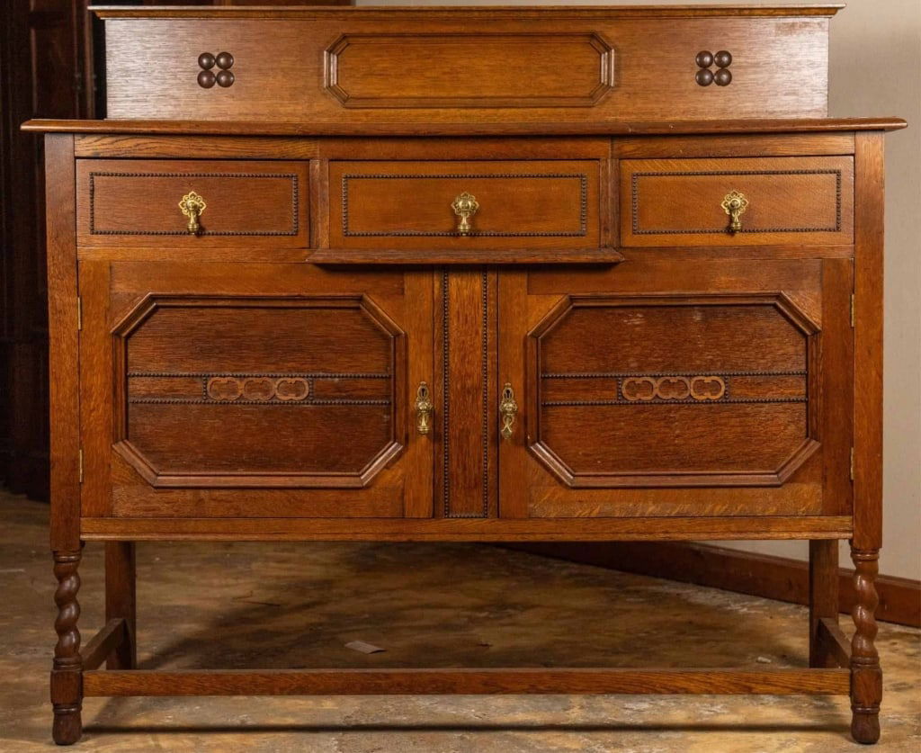 ENGLISH OAK BUFFET (1 of 5)