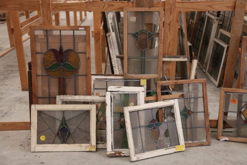 12+ ANTIQUE STAINED GLASS PANELS (DAMAGED) (1 of 5)