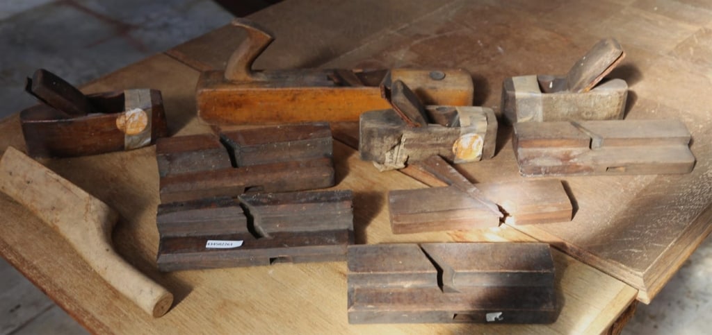 COLLECTION OF ANTIQUE WOOD PLANES (1 of 8)