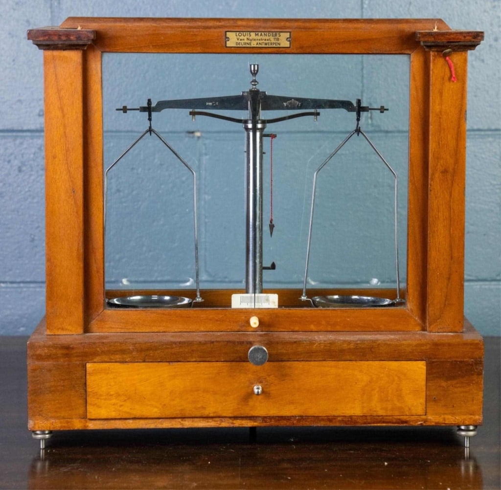 LOUIS MANDERS APOTHECARY BALANCE SCALE (1 of 4)