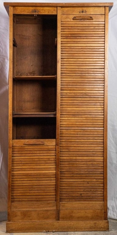 ENGLISH OAK TAMBOURED SLIDING DOOR WARDROBE (1 of 5)