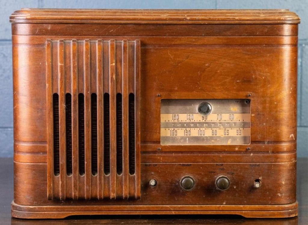 ANTIQUE ART DECO SILVERTONE WALNUT RADIO (1 of 5)