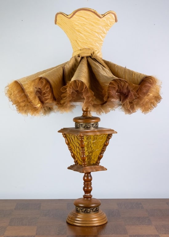MID-CENTURY MODERN RUFFLE SHADE TABLE LAMP: Mid-century modern ruffle shade table lamp Approximate dimensions: h. 37", dia. 27" Disclaimer: This is an online court ordered bankruptcy sale. Participating bidders must have a credit card on file w