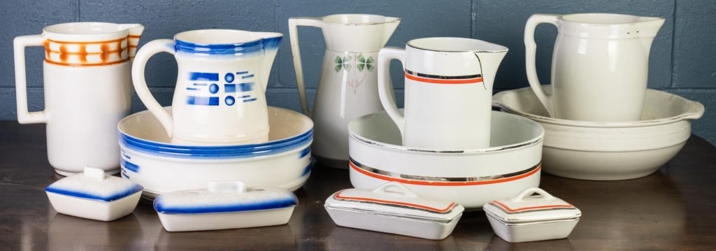 THREE VINTAGE 4-PIECE WASH SETS (1 of 6)