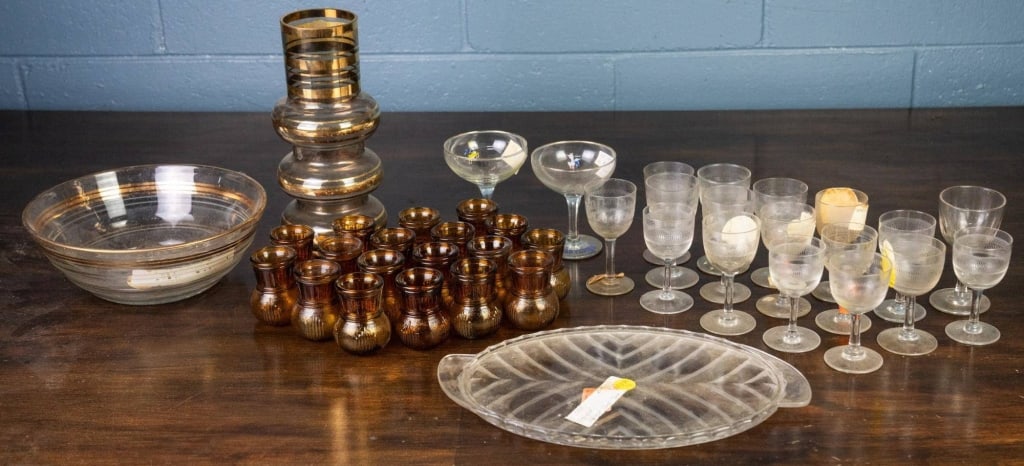 ASSORTED GLASSWARE COLLECTION (1 of 5)