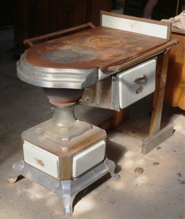 ANTIQUE CONTINENTAL CAST IRON STOVE (1 of 3)
