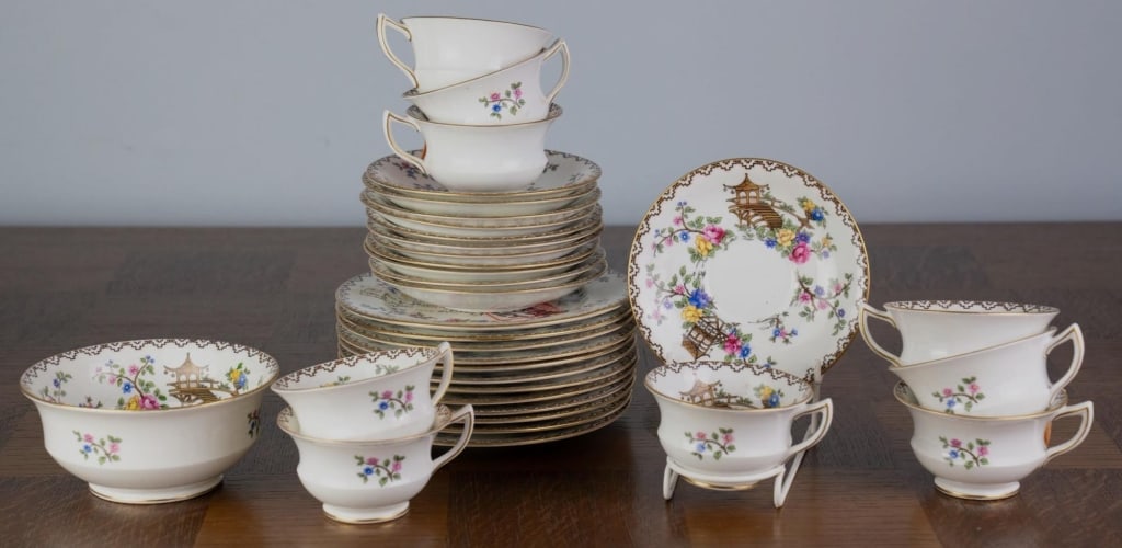20TH C. ENGLISH AYNSLEY BONE CHINA SET: English, 20th century. Aynsley bone china set, 34 pieces total. Disclaimer: This is an online court ordered bankruptcy sale. Participating bidders must have a credit card on file with Live Auctioneers