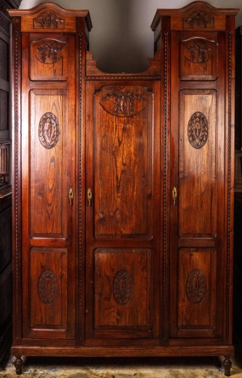 FRENCH ART NOUVEAU OAK AMROIRE: French Art Nouveau oak armoire with turned feet and carved appliqués. Approximate dimensions: h. 86", w. 51", d. 20" Disclaimer: This is an online court ordered bankruptcy sale. Participating bidders