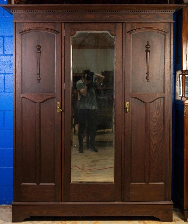 ENGLISH OAK TRIPLE WARDROBE (1 of 3)