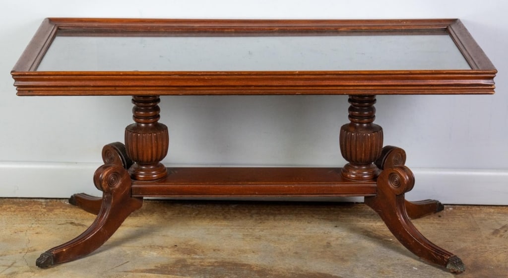DUNCAN PHYFE STYLE MAHOGANY COFFEE TABLE (1 of 3)