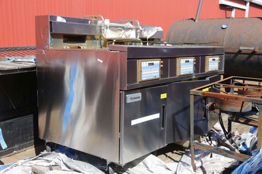 STAINLESS STEEL TRIPLE FRYER BY FRY MASTER: Stainless steel triple fryer by Fry Master. Disclaimer: This is an online court ordered bankruptcy sale. Participating bidders must have a credit card on file with Live Auctioneers. Credit cards will