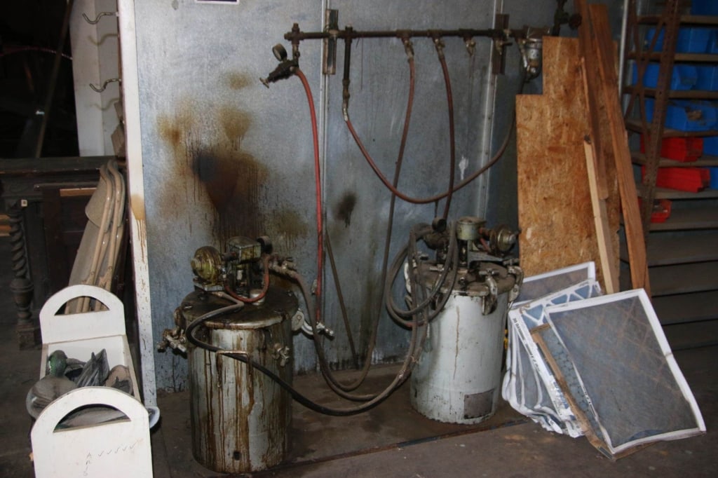 2 SPRAY PAINTING CONTAINERS (1 of 1)