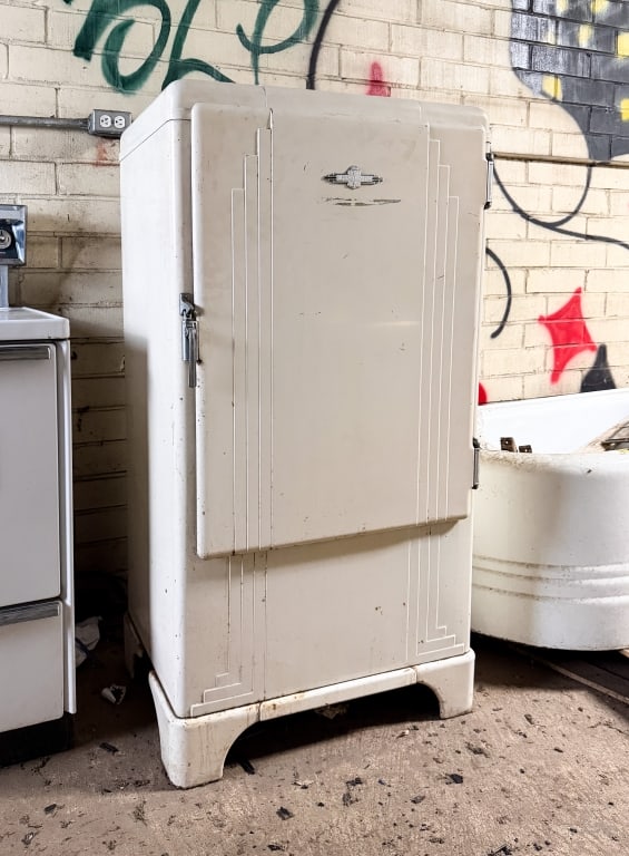 1930S FRIGIDAIRE ART DECO REFRIGERATOR: 1930s Frigidaire Art Deco refrigerator. Approximate dimensions: h. 53", w. 27.5", d. 23" Disclaimer: Participating bidders must have a credit card on file with LiveAuctioneers in order for their