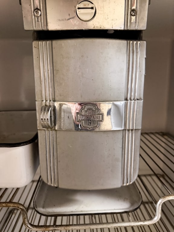 1930S FRIGIDAIRE ART DECO REFRIGERATOR - 6