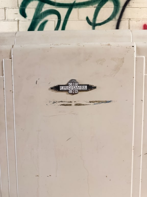 1930S FRIGIDAIRE ART DECO REFRIGERATOR - 7
