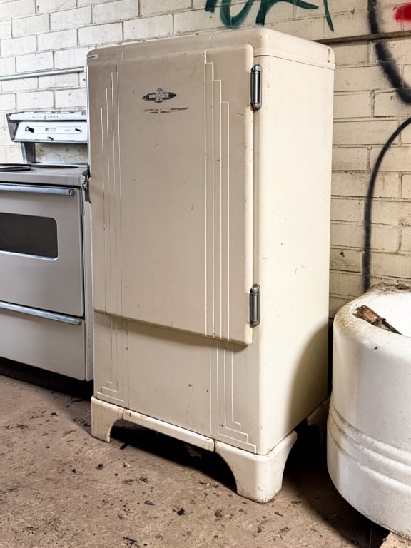 1930S FRIGIDAIRE ART DECO REFRIGERATOR - 9