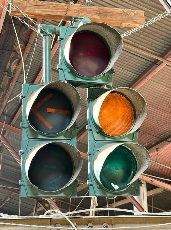 HANGING TRAFFIC STOP LIGHT (1 of 3)
