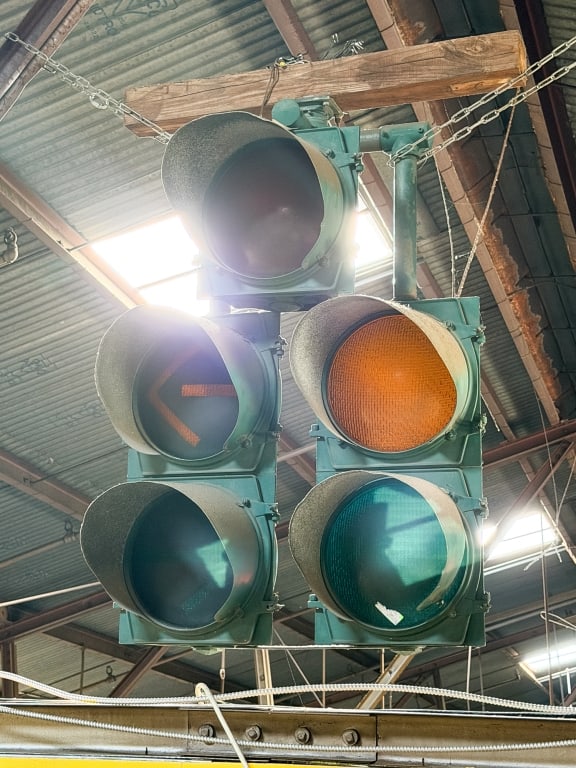 HANGING TRAFFIC STOP LIGHT - 2