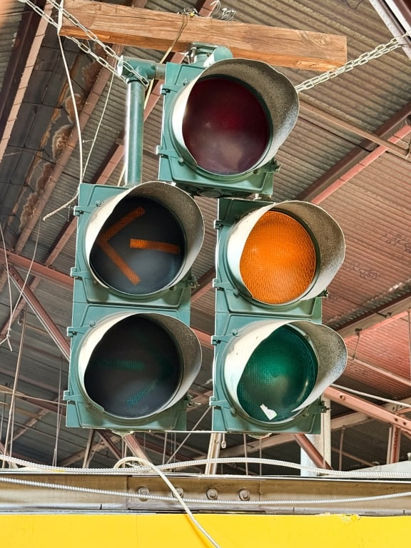 HANGING TRAFFIC STOP LIGHT - 3