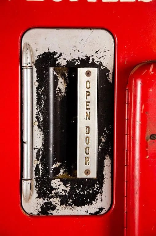 VENDO V-39 COCA-COLA VENDING MACHINE - 11