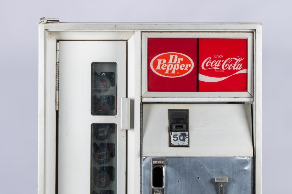 VINTAGE SOFT DRINK VENDING MACHINE - 3