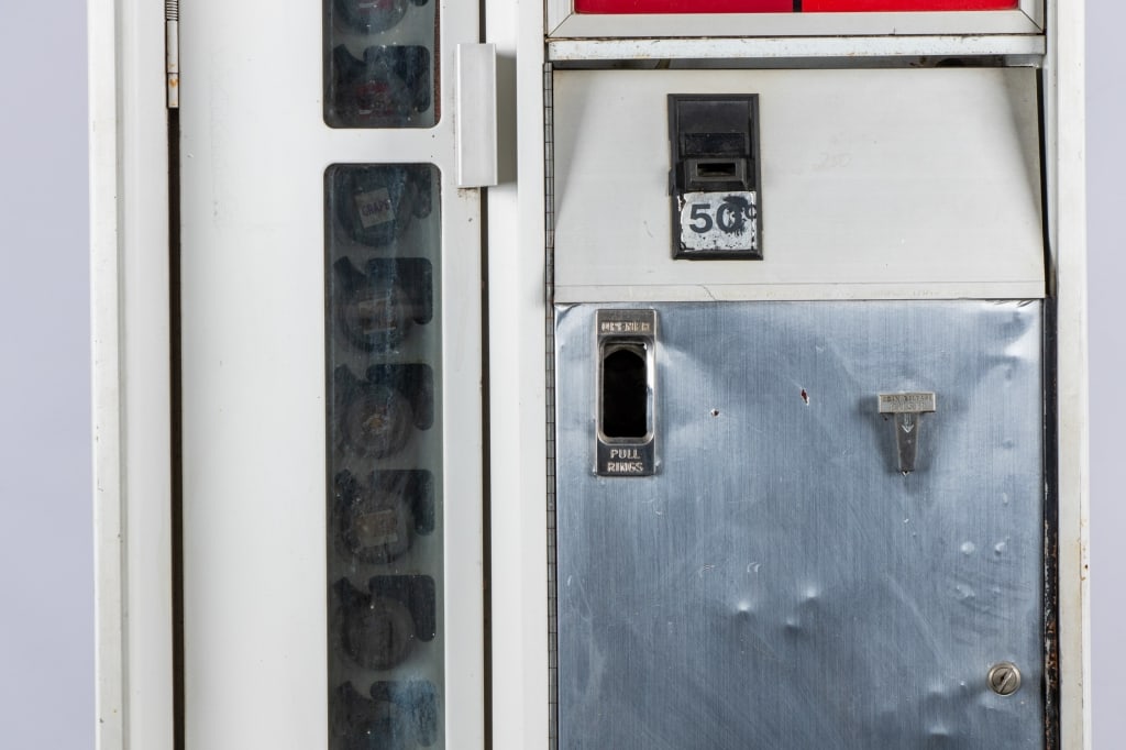 VINTAGE SOFT DRINK VENDING MACHINE - 4