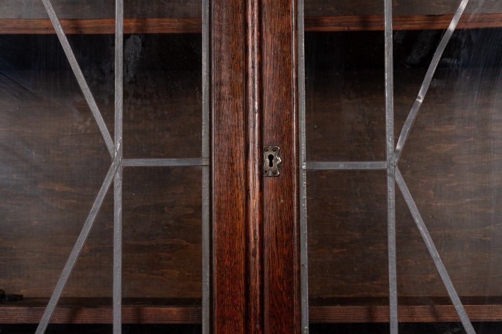 EARLY 20TH CENTURY WALNUT DISPLAY CABINET - 5
