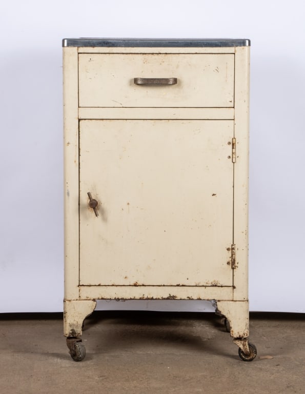 VINTAGE PORTABLE METAL MEDICAL CABINET - 2