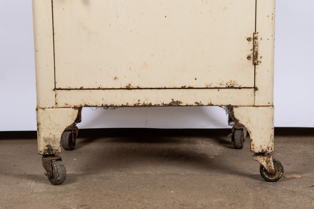 VINTAGE PORTABLE METAL MEDICAL CABINET - 4