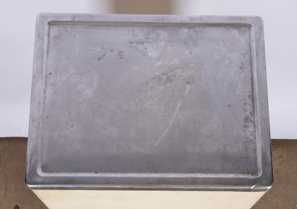 VINTAGE PORTABLE METAL MEDICAL CABINET - 7