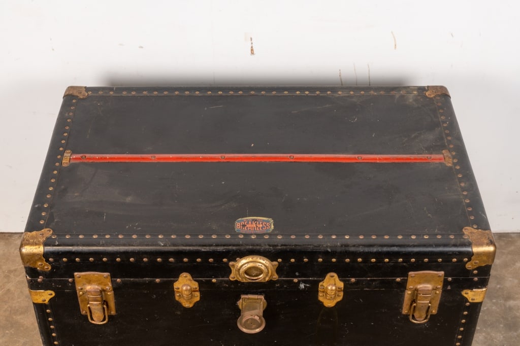 VINTAGE TRAVEL TRUNK - 8