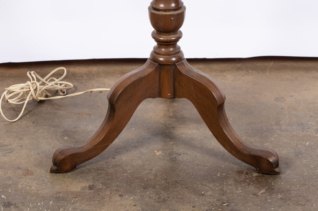QUEEN ANNE STYLE FLOOR LAMP WITH TABLE - 4