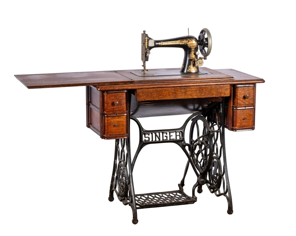 EARLY 20TH CENTURY SINGER SEWING MACHINE (1 of 10)