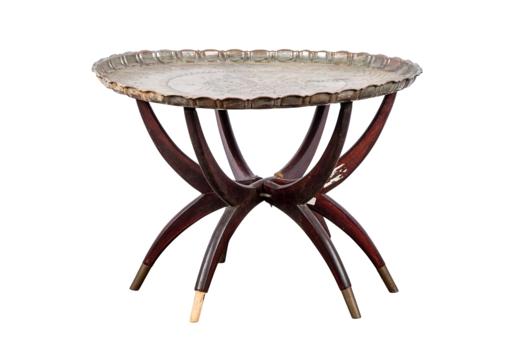 MID-CENTURY METAL TRAY TOP COFFEE TABLE: Mid-Century metal tray top coffee table with spider leg base and scalloped edge metal top. Approximate dimensions: h. 20", dia. 27.5" Disclaimer: Participating bidders must have a credit card on file