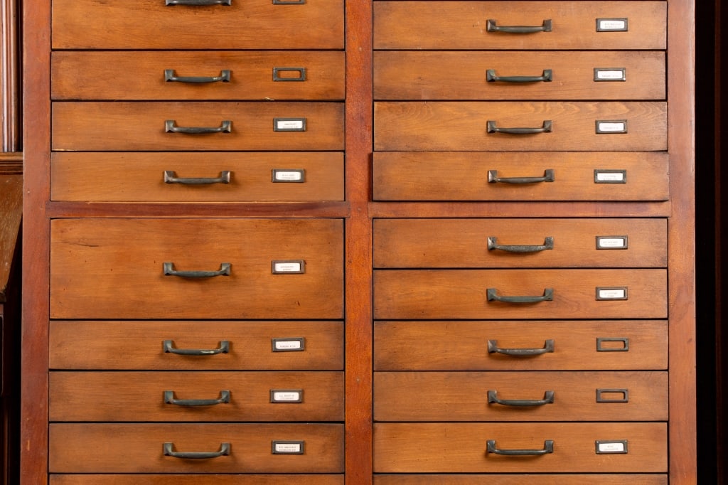 20TH CENTURY 38-DRAWER OAK FILE CABINET - 3