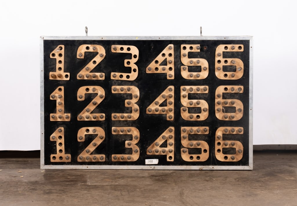 VINTAGE SCOREBOARD - 2