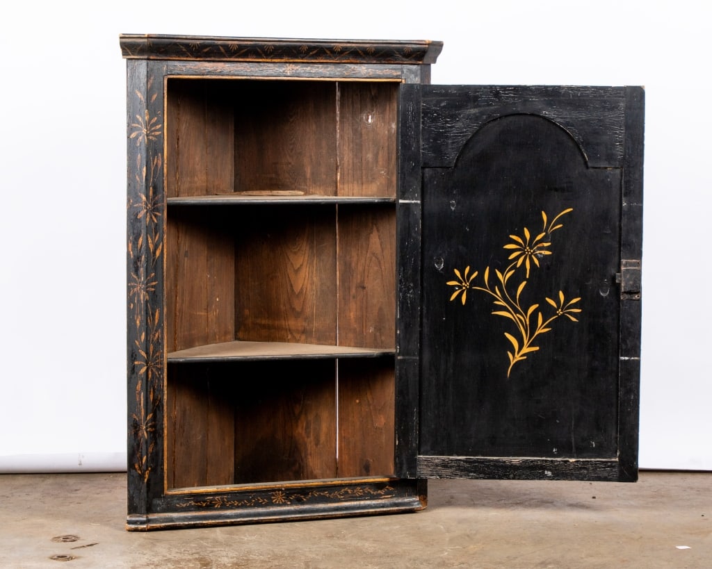 VINTAGE CHINOISERIE HANGING CORNER CABINET - 3