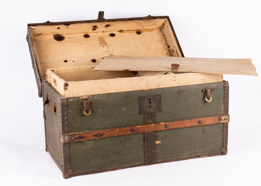 VINTAGE SALESMAN SAMPLE STORAGE TRUNK - 2