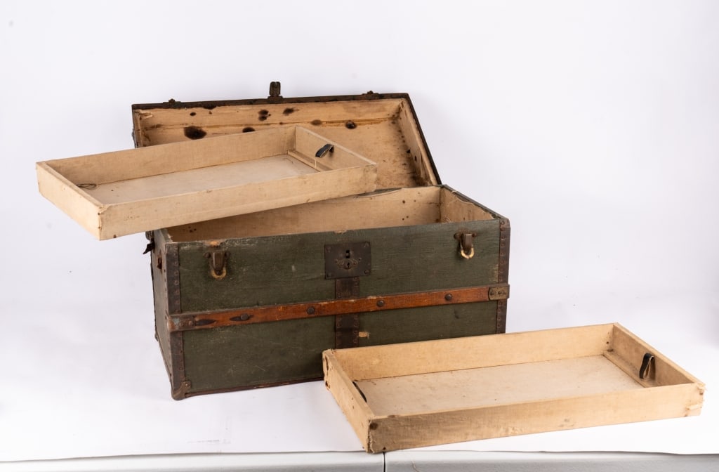 VINTAGE SALESMAN SAMPLE STORAGE TRUNK - 3