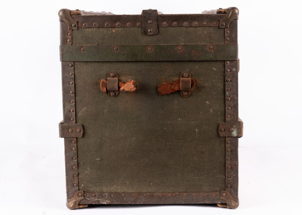 VINTAGE SALESMAN SAMPLE STORAGE TRUNK - 4