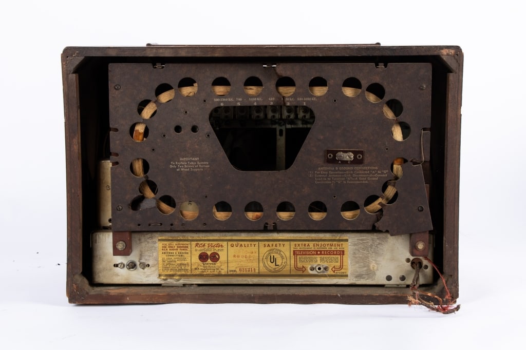 COLLECTION OF 4 VINTAGE RADIOS - 3