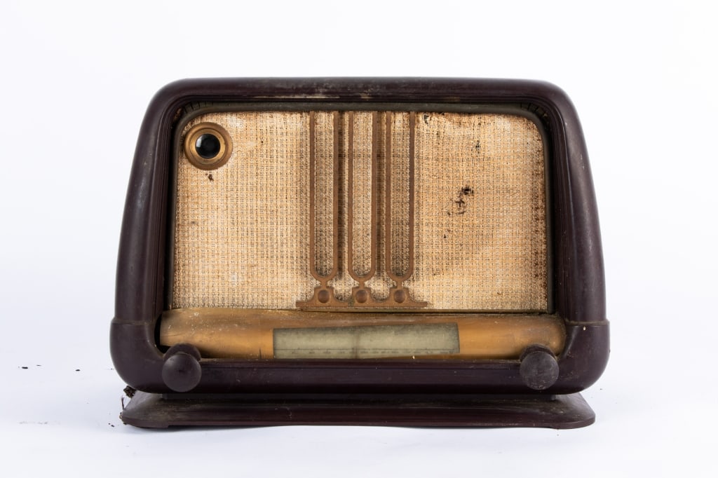 COLLECTION OF 4 VINTAGE RADIOS - 4